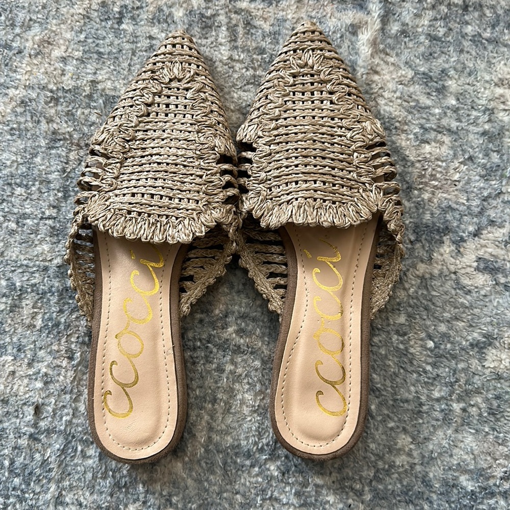 Classy flat with woven style.